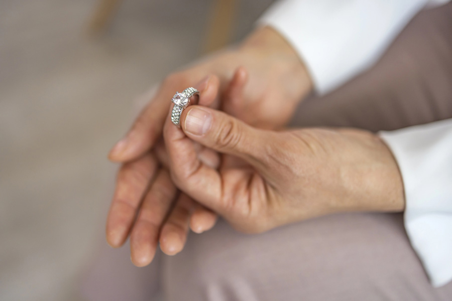 Кольцо с бриллиантом | Юветон